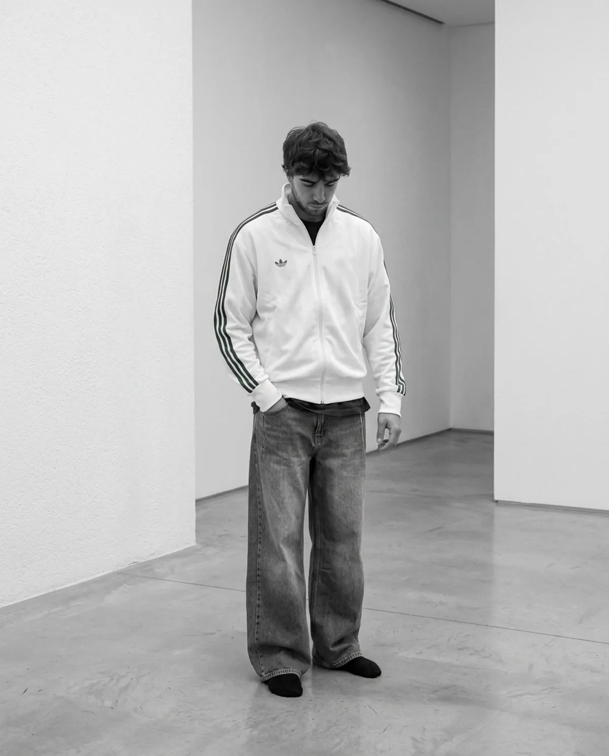 Mikołaj Bazyli — portret w minimalistycznym wnętrzu